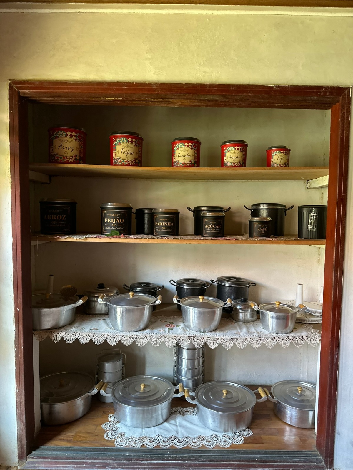 Detalhes da cozinha e do acervo do S&iacute;tio Mayumi